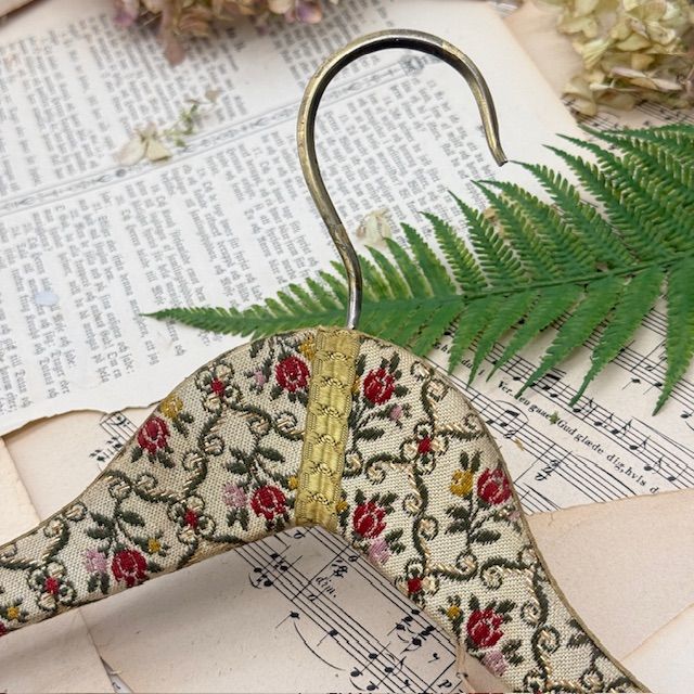 Вешалка для одежды с цветочным орнаментом 45 см