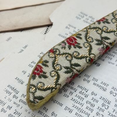 Вешалка для одежды с цветочным орнаментом 45 см