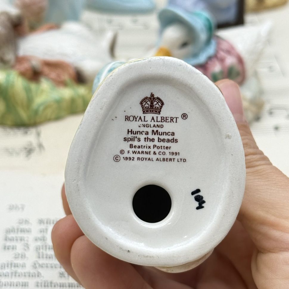 Статуэтка Beatrix Potter Hunca Munca Spills the Beads Royal Albert Англия 1992 г. 
