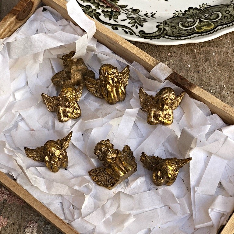 Ангелочек для украшения стола и сервировки праздника