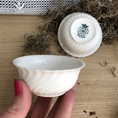 Розетка костяной фарфор малая трещина