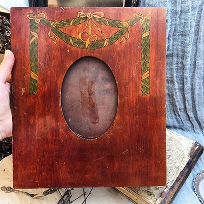 Рама из красного дерева большая с овальным окном