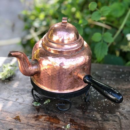 Чайник медный с деревянной ручкой и чугунной подставкой