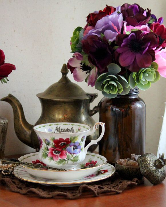 Чайная пара Royal Albert Март 1970 г. 12 месяцев