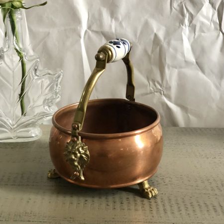 Кашпо малое с ручкой на латунных ножках, львы