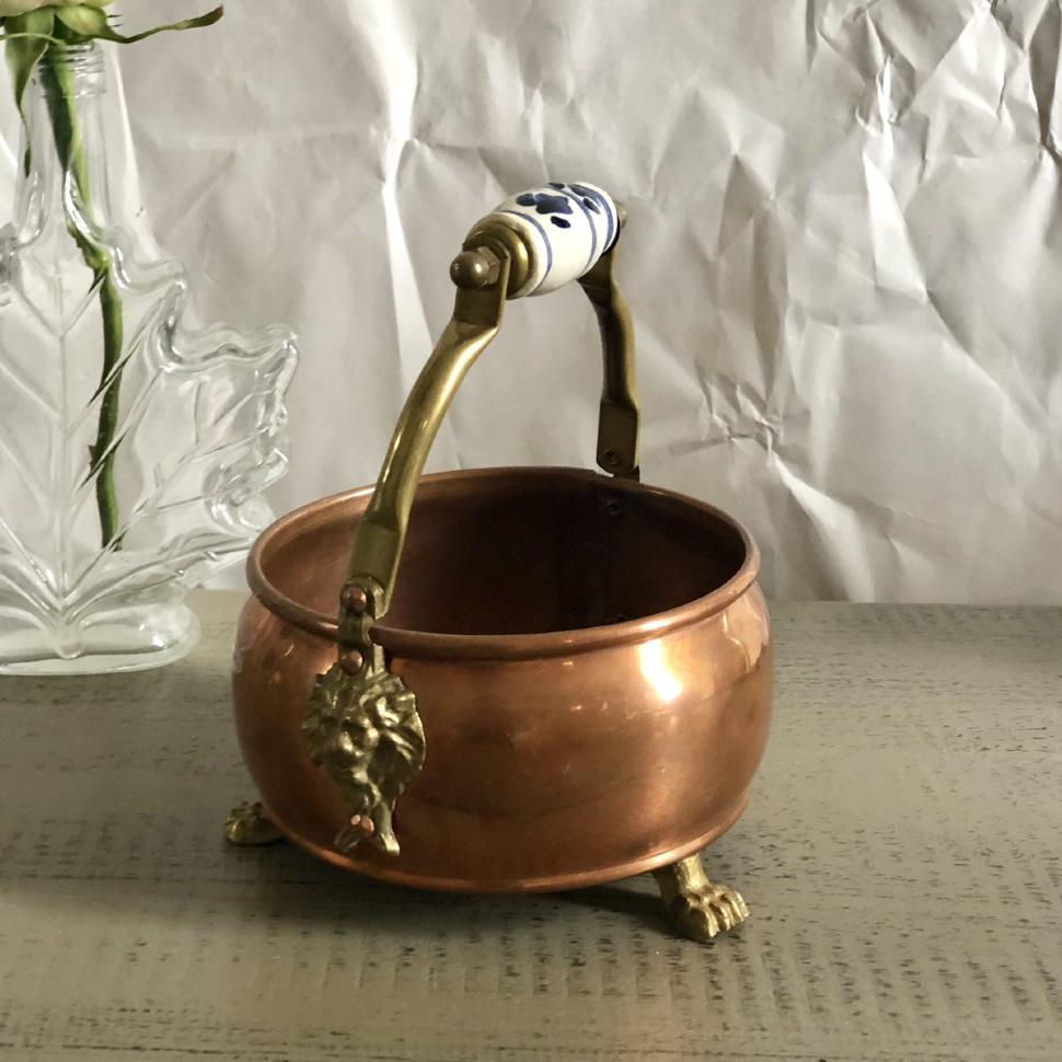 Кашпо малое с ручкой на латунных ножках, львы
