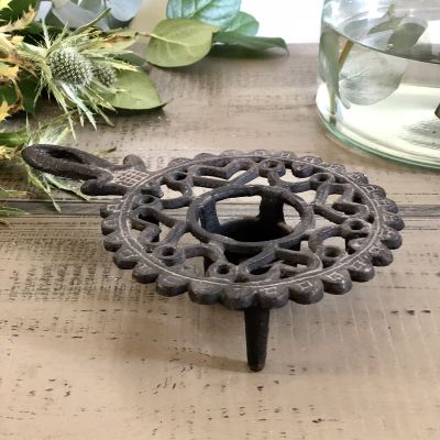 Подставка под горячее с греющей свечой  чугун