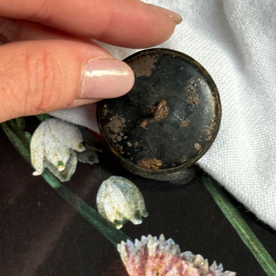 Пуговица старинная Девушка с зонтом 3,9 см чернение по латуни