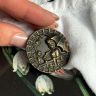 Пуговица старинная Девушка с зонтом 3,9 см чернение по латуни