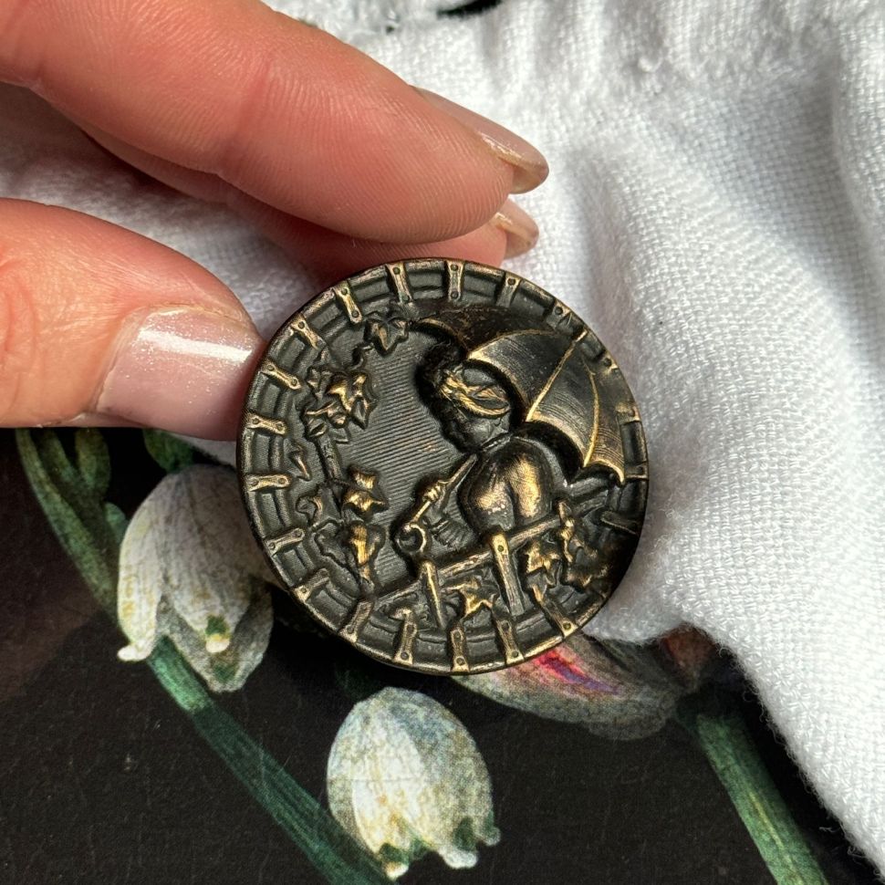 Пуговица старинная Девушка с зонтом 3,9 см чернение по латуни