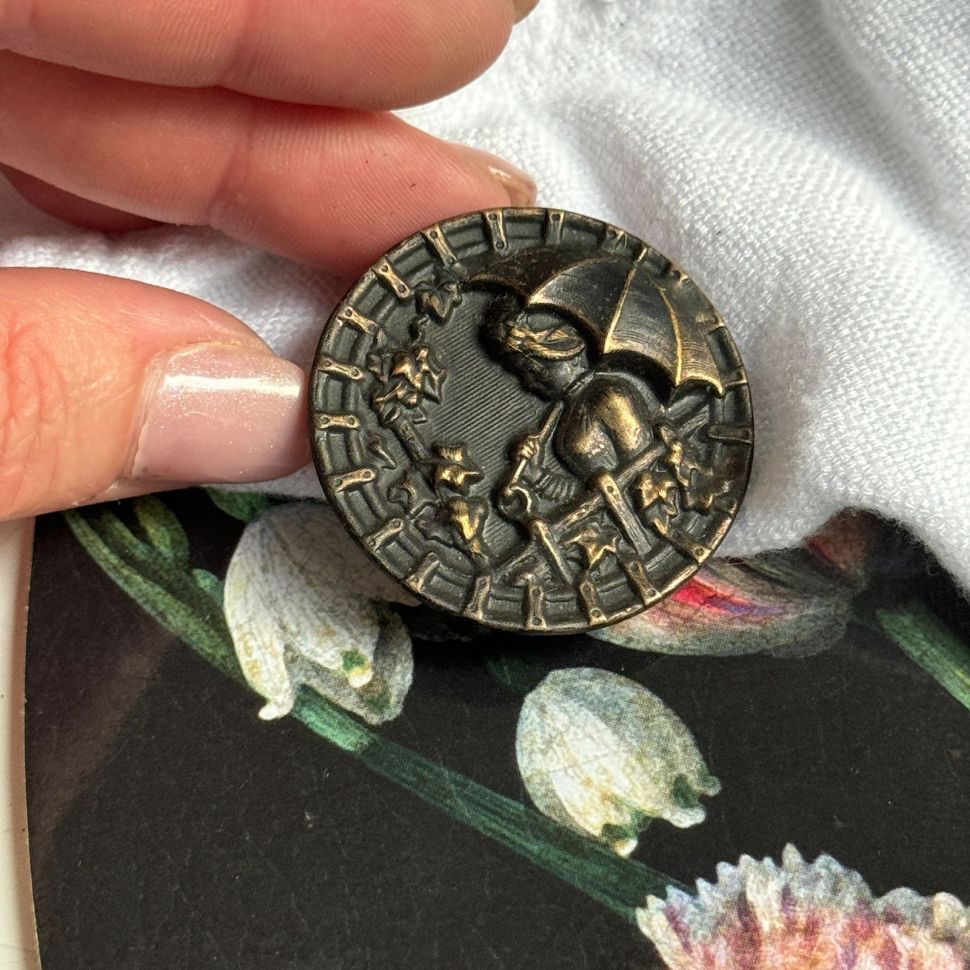 Пуговица старинная Девушка с зонтом 3,9 см чернение по латуни