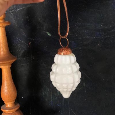 Игрушка елочная Белая шишка