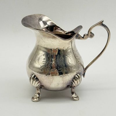 Молочник на фигурных ножках 300 мл серебрение