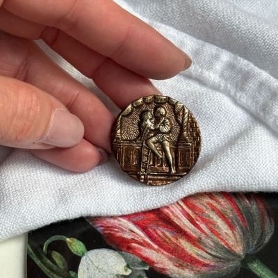 Пуговица старинная Ромео и Джульетта 3 см латунь
