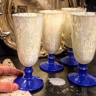 Бокал большой, молочный и синий
