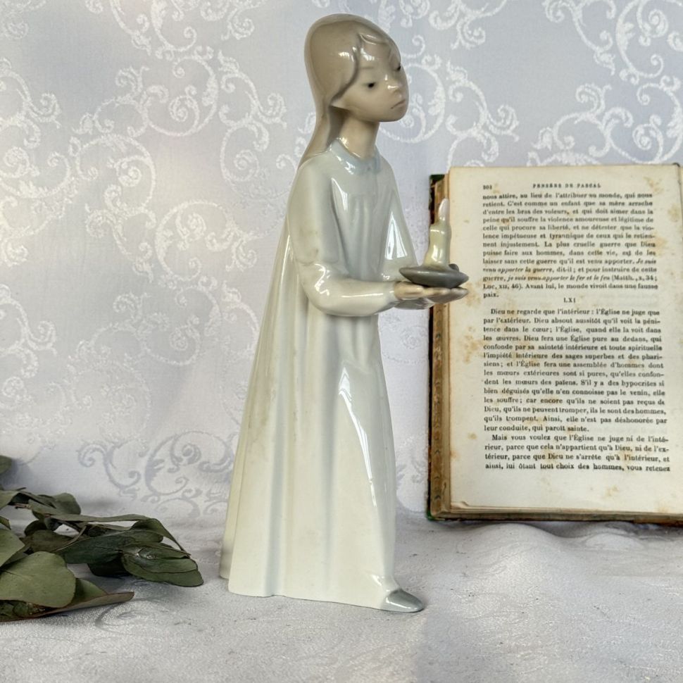 Статуэтка Девочка со свечой NAO by Lladro 20 см Испания