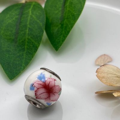 Шарм белый с цветком серебро фарфор