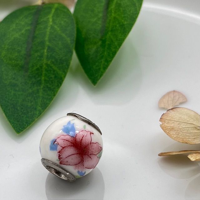 Шарм белый с цветком серебро фарфор