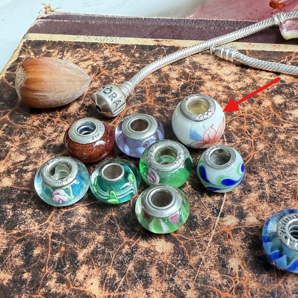 Шарм белый с цветком серебро фарфор