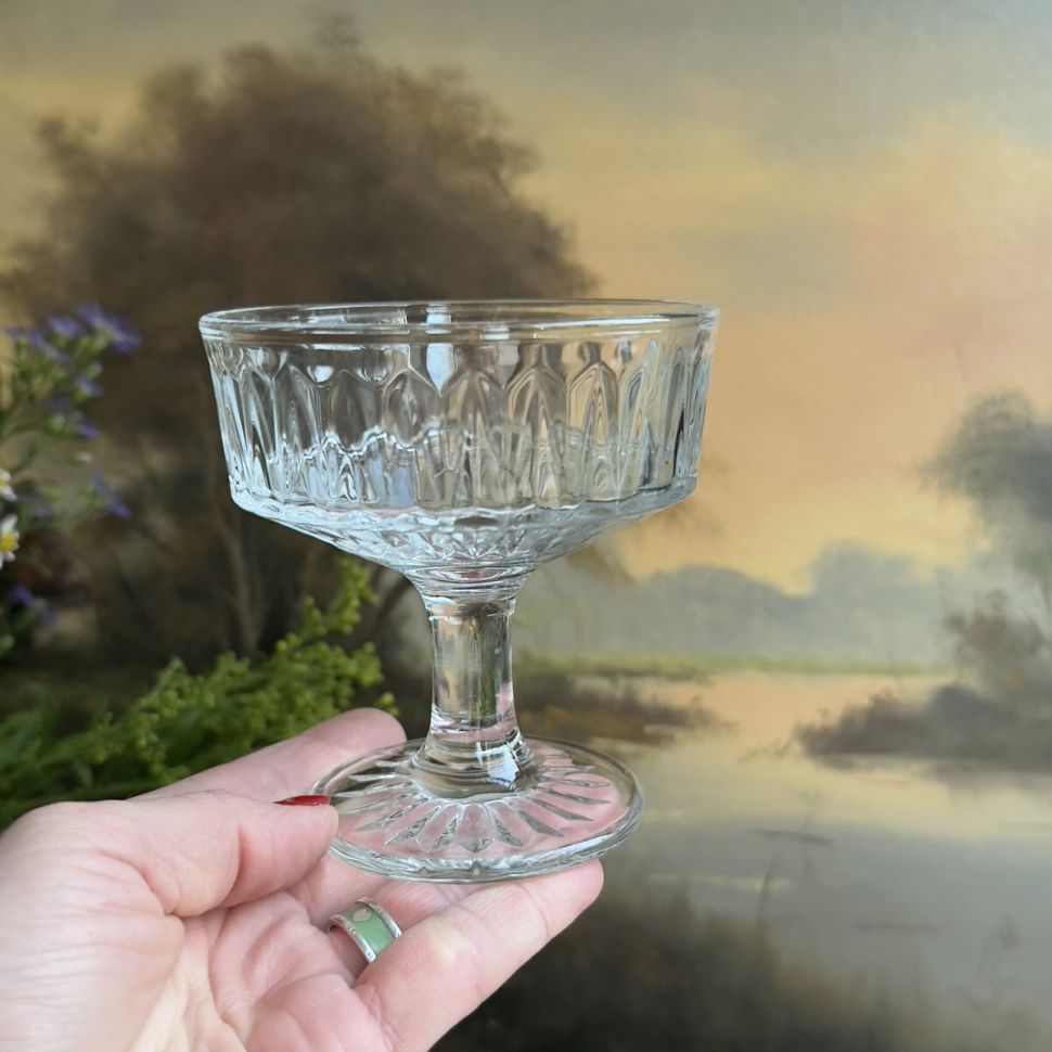 Бонбоньерка на ножке с крышкой 15 см стекло