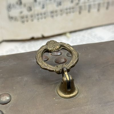 Шкатулка сундучок 21х13х22 см дерево латунь