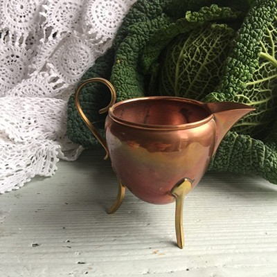 Молочник на 3-х ножках медь (течь носика)