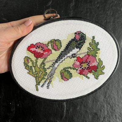 Вышивка Птичка в овальной раме 14х19 см