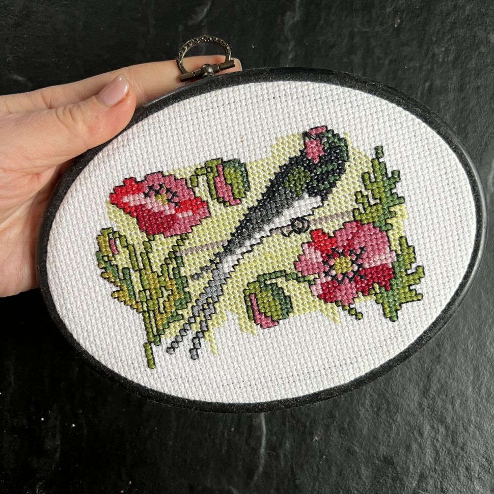 Вышивка Птичка в овальной раме 14х19 см