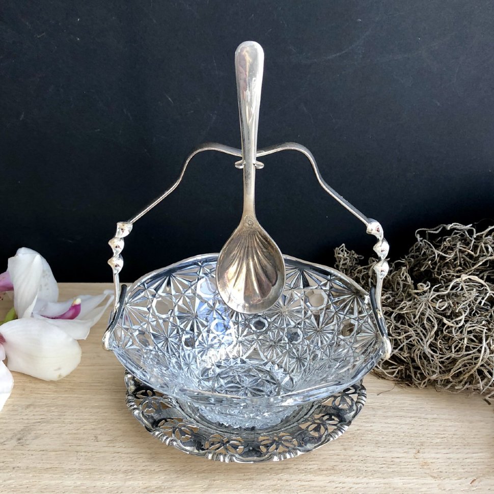 Бонбоньерка сахарница хрусталь с ложкой мельхиор на тарелке