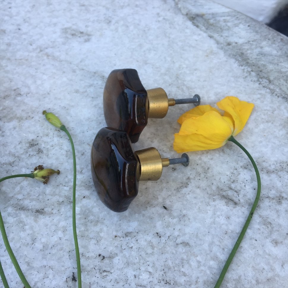 Мебельная ручка призма темное стекло латунь