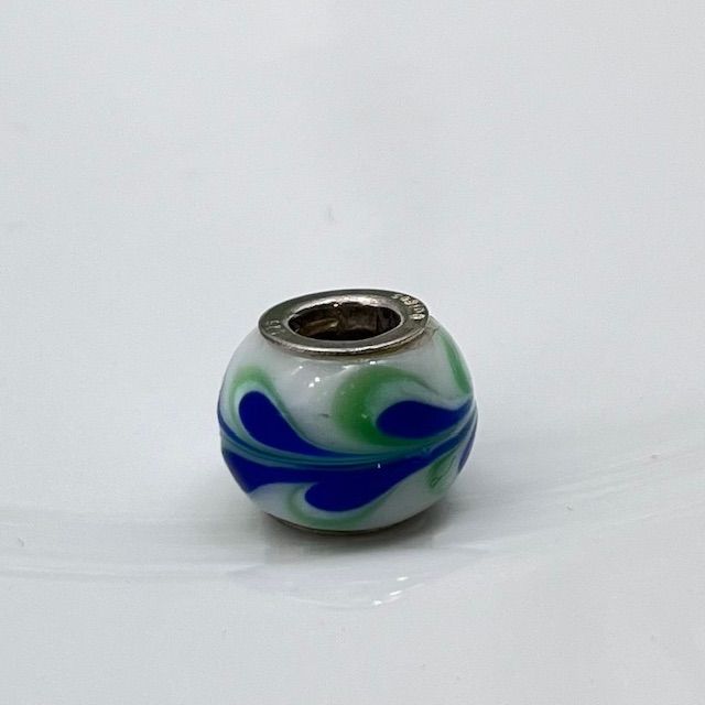 Шарм белый с синим серебро муранское стекло