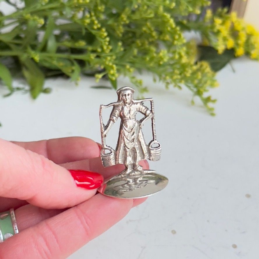 Статуэтка мини Крестьянка с коромыслом серебрение Голландия