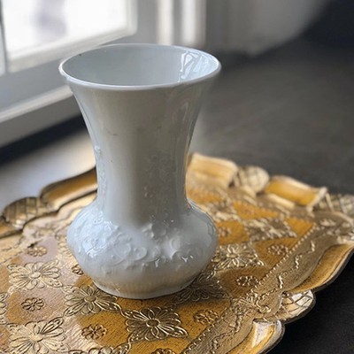 Ваза белая с фактурным рисуноком