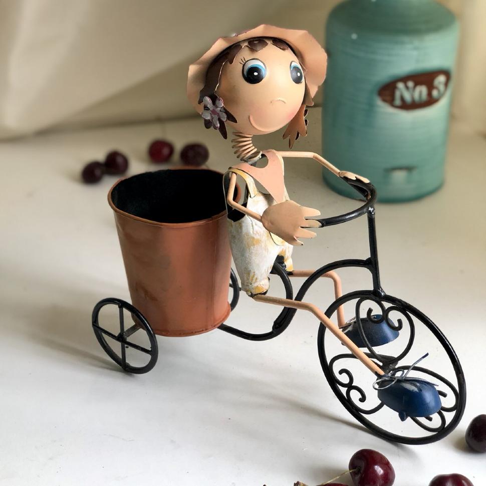 Кашпо Девочка на велосипеде металл