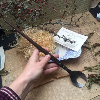 Салатная ложка с деревянной ручкой