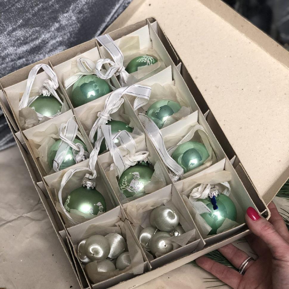 Елочный шар и мини шарики, салатовое стекло набор в коробке