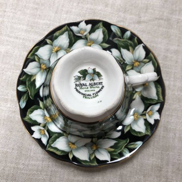 Чайная пара черный Royal Albert Provincial Flowers Trillium 200 мл Англия