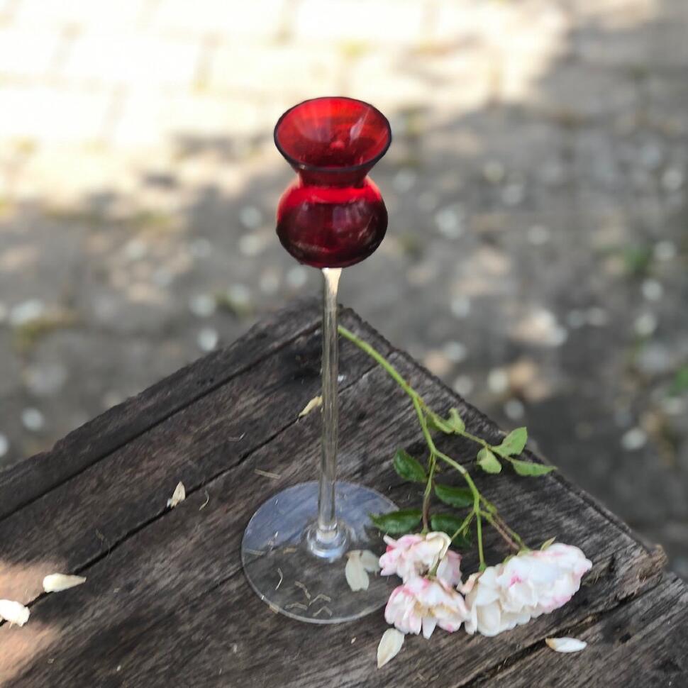 Подсвечник красный 25 см на высокой ножке