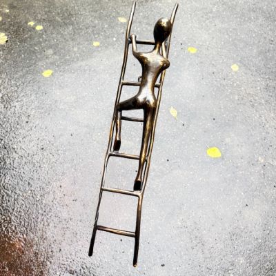 Скульптура настенная Человек на лестнице Eliassen 51 см бронза Голландия