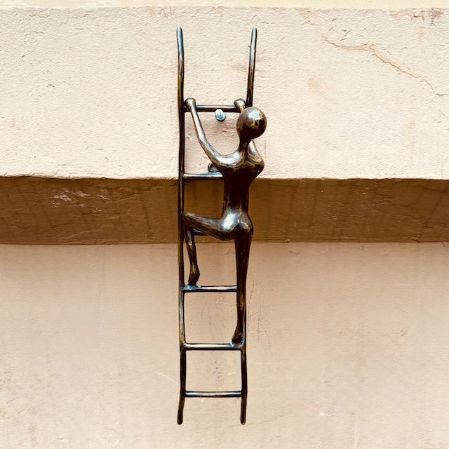 Скульптура настенная Человек на лестнице Eliassen 51 см бронза Голландия