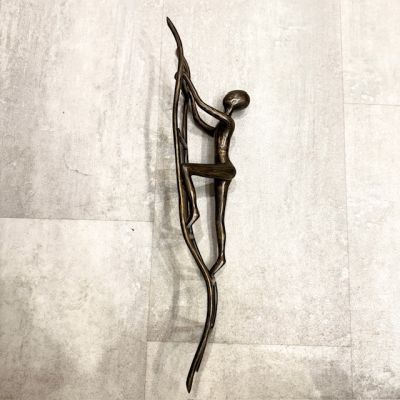 Скульптура настенная Человек на лестнице Eliassen 51 см бронза Голландия