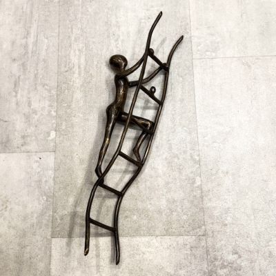 Скульптура настенная Человек на лестнице Eliassen 51 см бронза Голландия