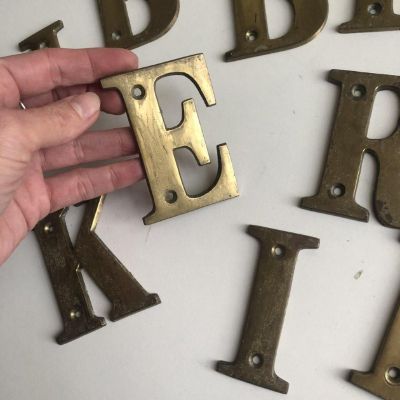 Буква Е латунь