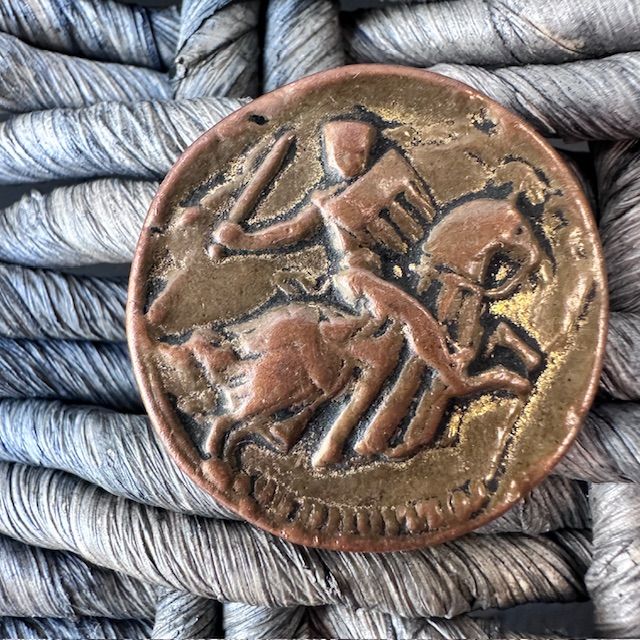 Пуговица старинная Рыцарь на коне 3 см медь