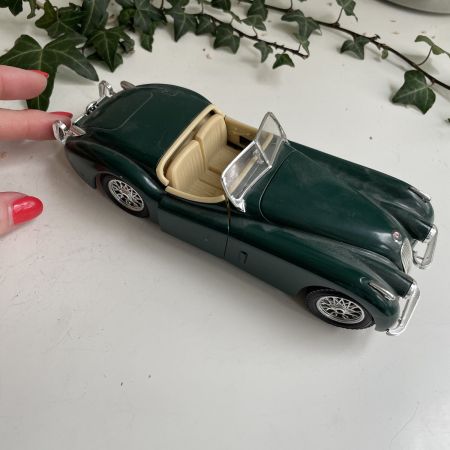Модель машины Ягуар ХК-120 1948 г. Италия