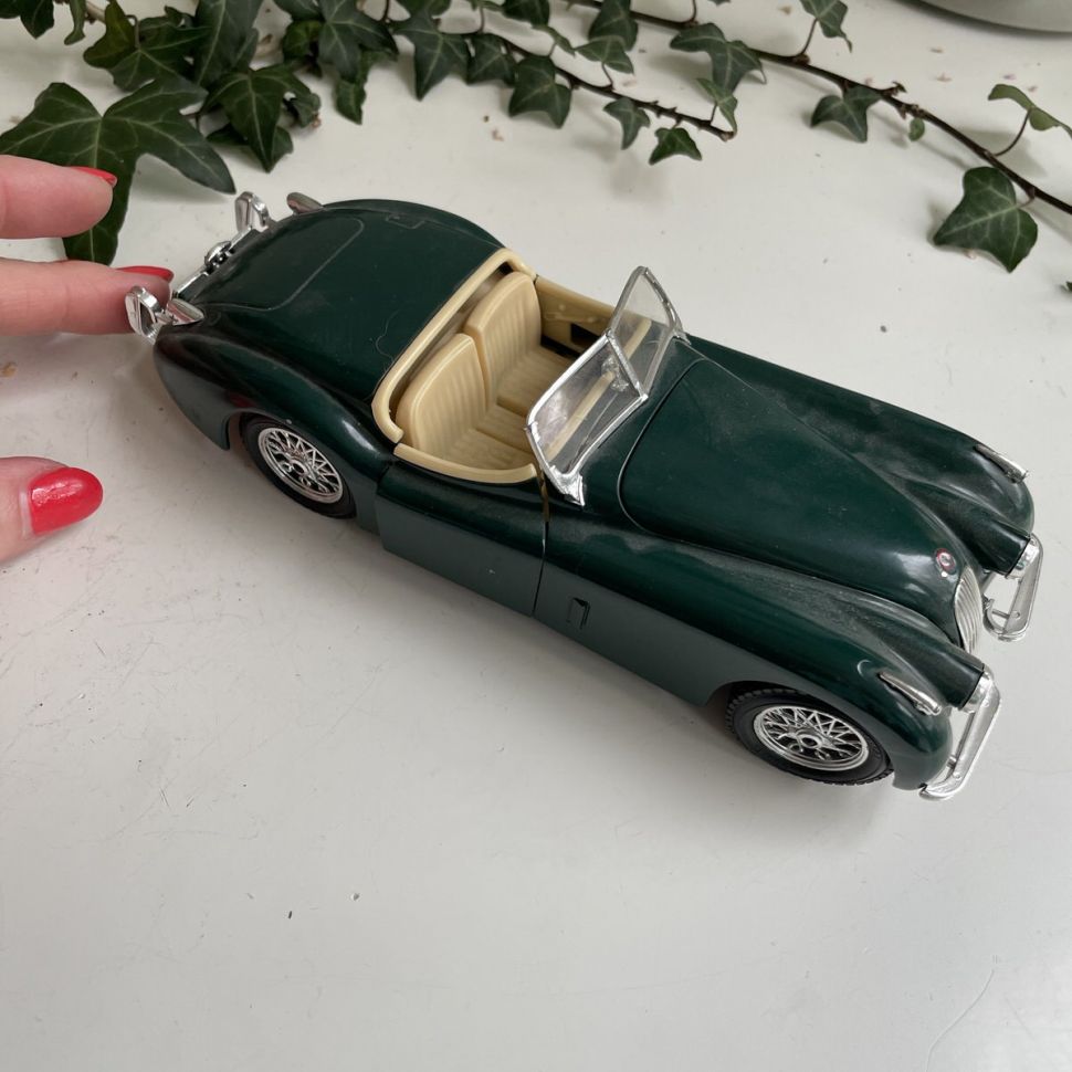 Модель машины Ягуар ХК-120 1948 г. Италия