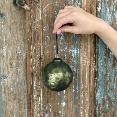 Елочный шар матовый с "патинами"