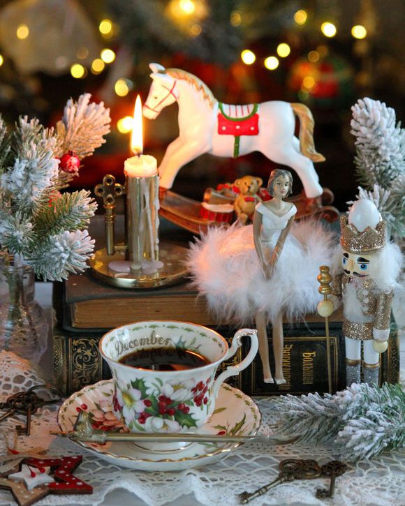 Чайная пара Royal Albert Декабрь 1970 г. 12 месяцев