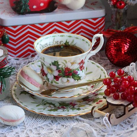 Чайная пара Royal Albert Декабрь 1970 г. 12 месяцев
