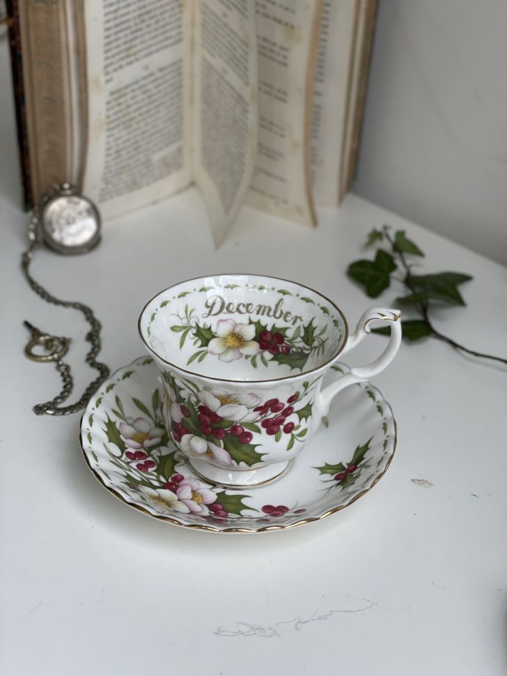 Чайная пара Royal Albert Декабрь 1970 г. 12 месяцев